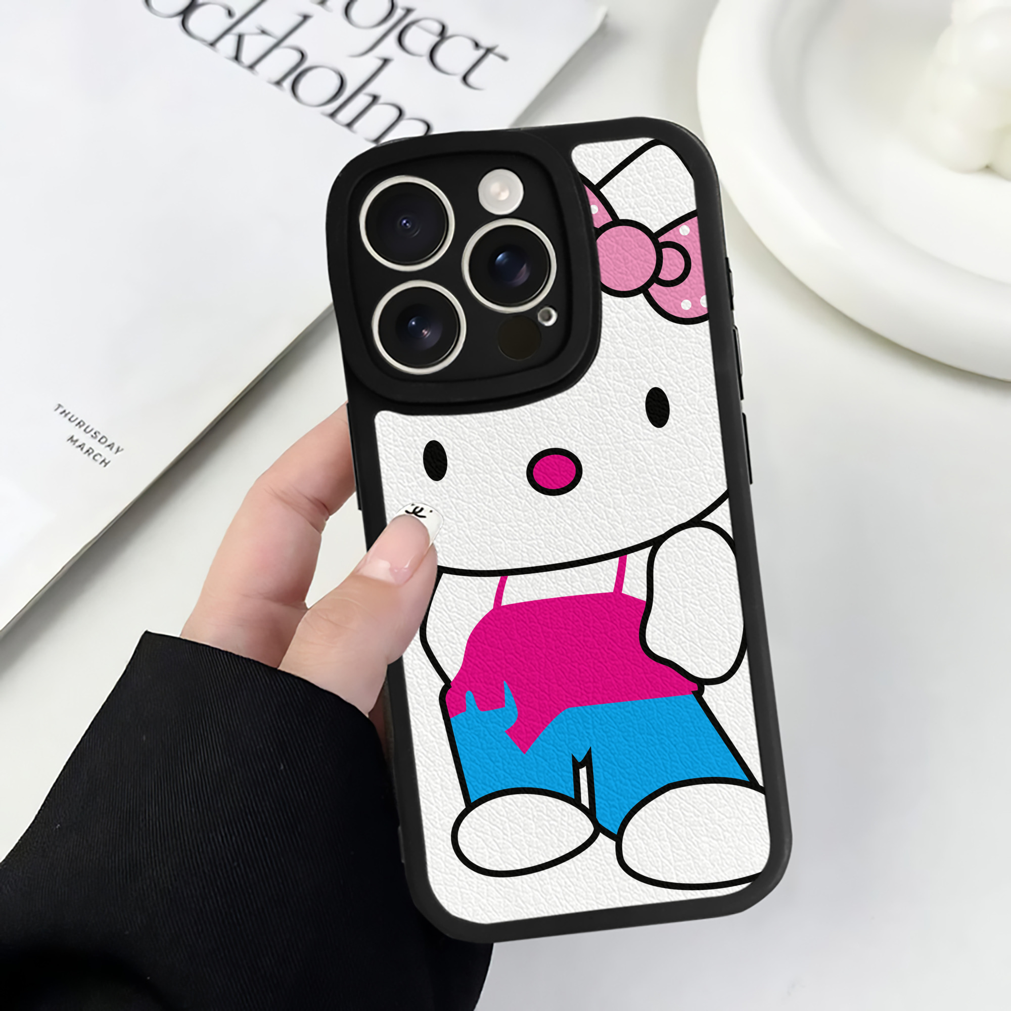 （画像用） Hello Kitty ハローキティ 【iPhone 16シリーズ対応】シリコンスマホケース（レザー調） 材質：シリコン